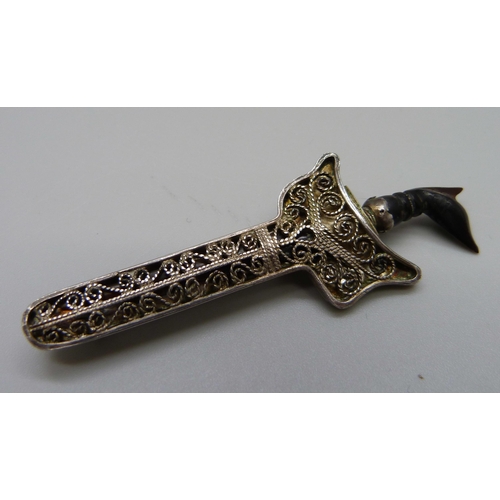 950 - An Eastern filigree brooch in the form of a Kris dagger, dagger with horn blade and handle