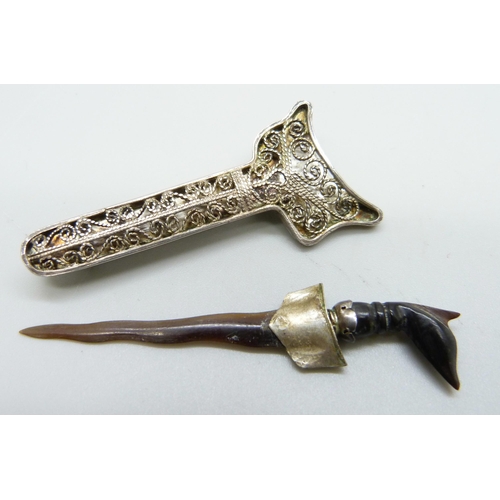 950 - An Eastern filigree brooch in the form of a Kris dagger, dagger with horn blade and handle