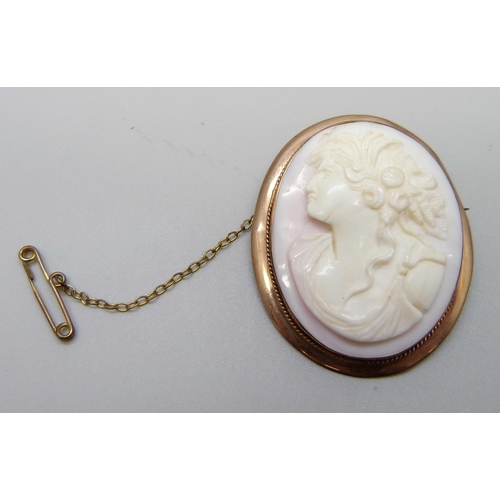 952 - A vintage 9ct gold pink shell cameo, gross weight 9.2g