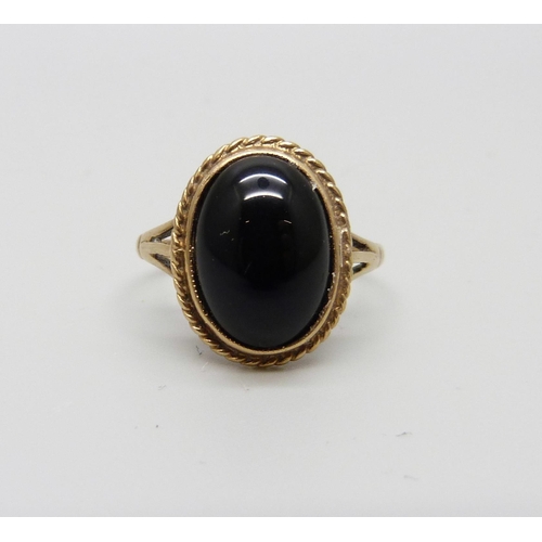 978 - A 9ct gold onyx cabochon ring, 3g, Q