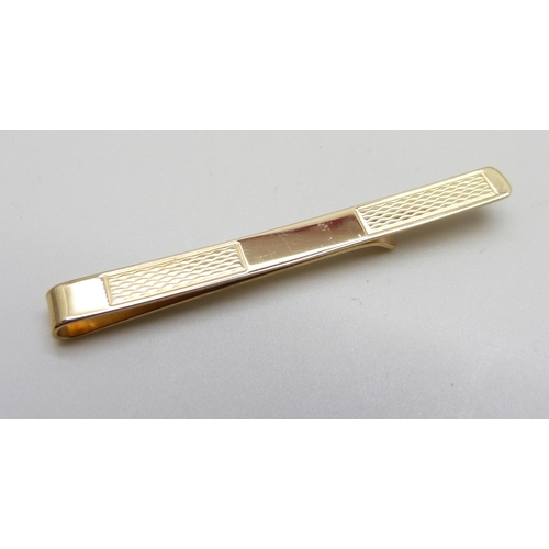 984 - A 9ct yellow gold tie clip, 3.1g