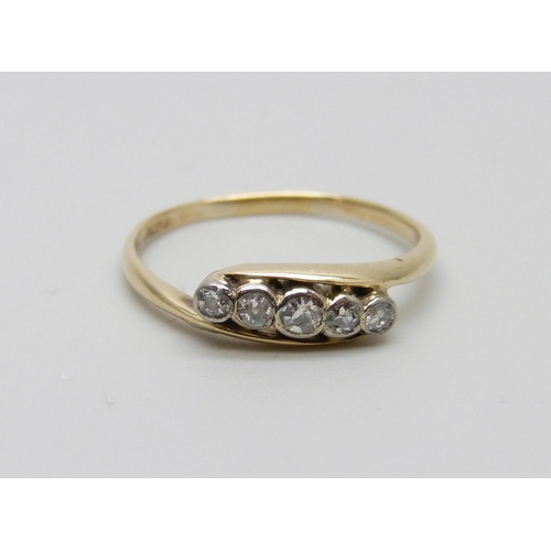 986 - An 18ct gold five stone diamond ring, 2g, P