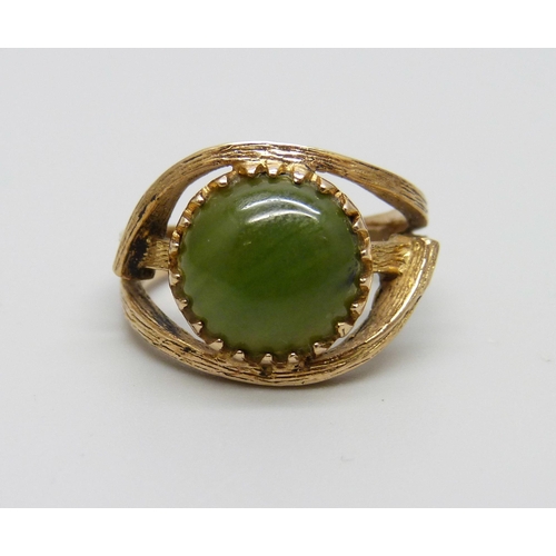 988 - A 9ct gold and jade set ring, 4.2g, L