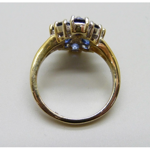 989 - A silver gilt blue stone set cocktail ring, R