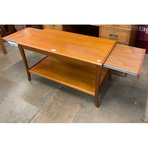 43 - A teak extending coffee table