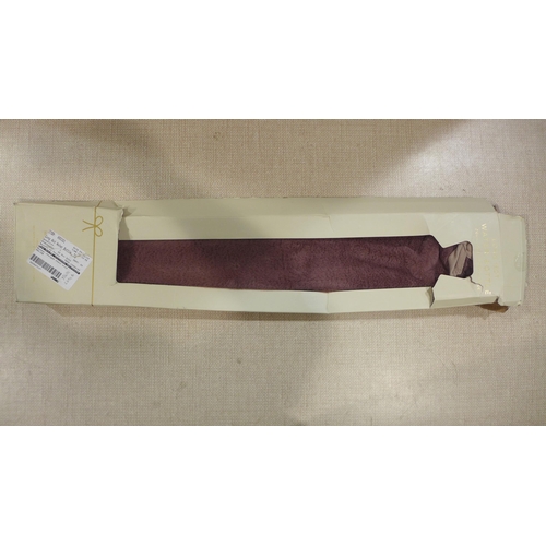 6261 - 2 x Long Hot Water Bottles *This Item Is Subject To Vat (327A-93,94)