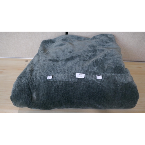 6015 - Ks Queen Plush Blanket   (331-134)   * This Lot Is Subject To Vat