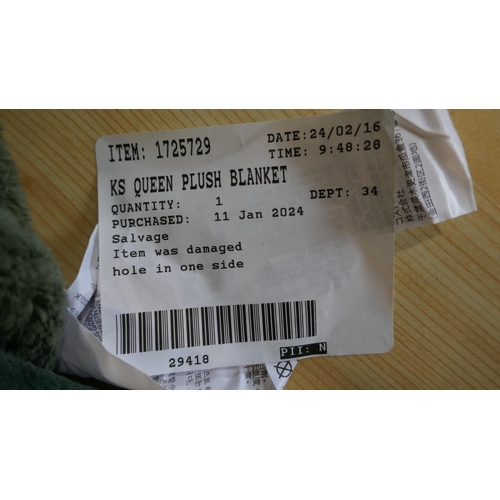 6015 - Ks Queen Plush Blanket   (331-134)   * This Lot Is Subject To Vat