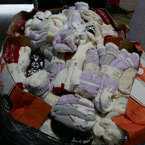 6056 - Pallet of mixed Jane And Bleeker Slipper Socks (321-600) *This lot is subject to VAT