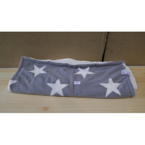 6067 - Grey / White Star Blanket (331-25,226)   * This Lot Is Subject To Vat