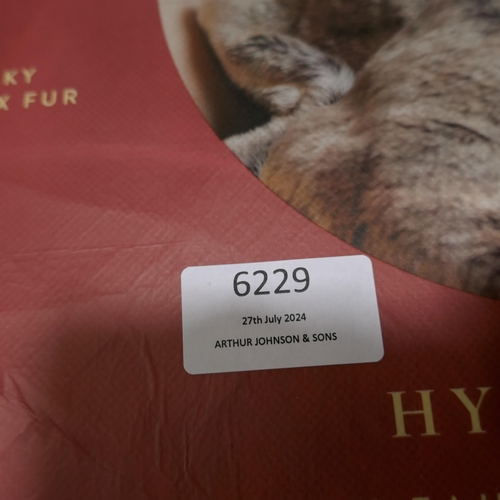 6229 - Husky Fur Heated Throw - 120 X 160 Cm *This lot Is Subject To Vat (327A-485)