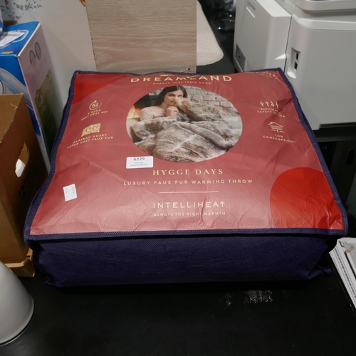 6229 - Husky Fur Heated Throw - 120 X 160 Cm *This lot Is Subject To Vat (327A-485)