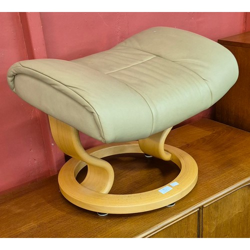 15 - A Norweigan Ekornes beech and beige leather Stressless stool