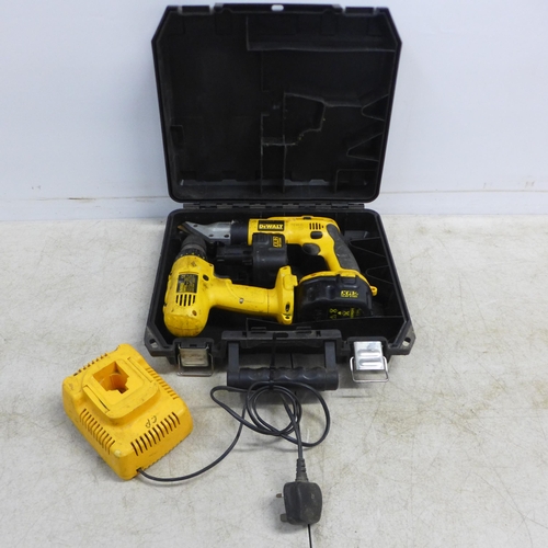 2025 - A DeWalt drill set including DW956 power drill and DW941 swivel head and shearing tool with charger ... 