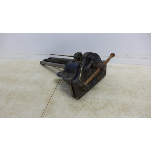 2034 - A Woden 1898/3 quick release joiners vice