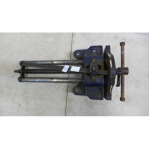 2034 - A Woden 1898/3 quick release joiners vice