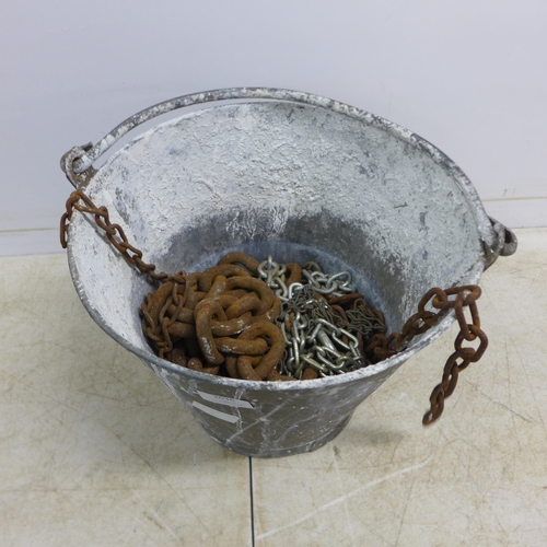 2036 - A bucket of various chains