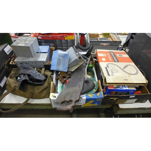 2047 - A quantity of miscellaneous tools and other items including a Black and Decker GD75 dust extractor h... 