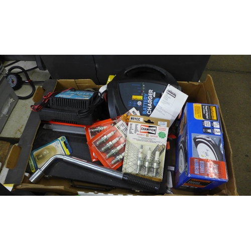 2047 - A quantity of miscellaneous tools and other items including a Black and Decker GD75 dust extractor h... 