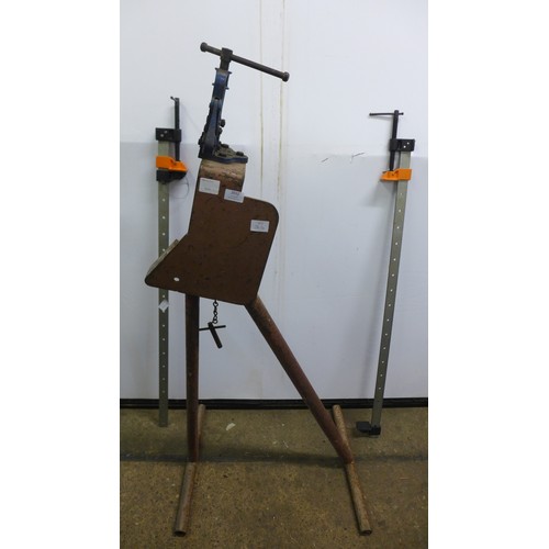 2032 - A record 91½ pipe vice mounted to metal stand with a pair of 3ft sask clamps