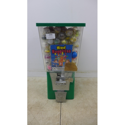 2086 - A vintage Eagle sweet/toy dispenser with key