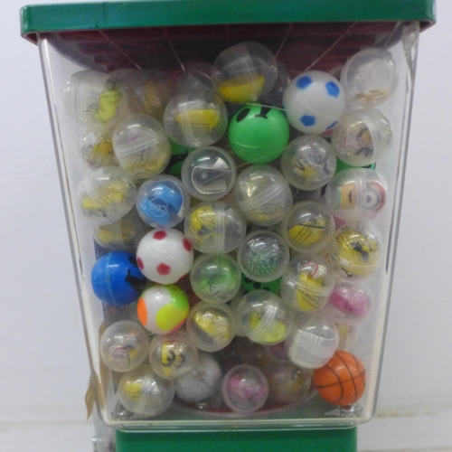 2086 - A vintage Eagle sweet/toy dispenser with key