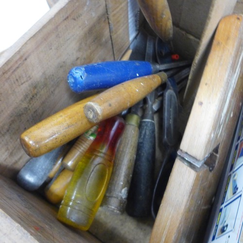 2052 - A quantity of carpentry tools including 3 wood planes - Stanley  No 5, record No 04½ and record No 4... 