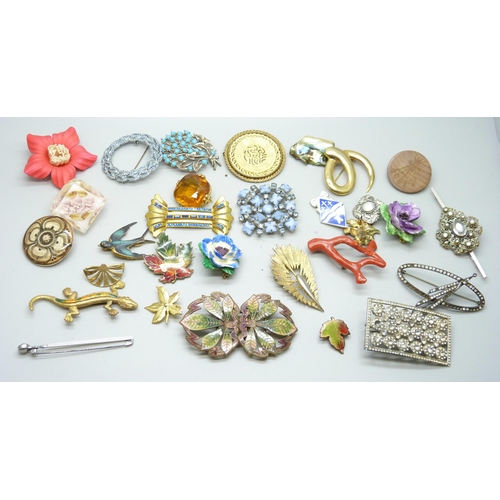 1004 - A collection of costume brooches