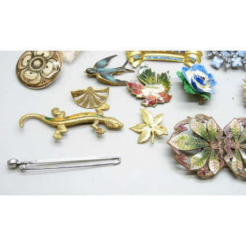 1004 - A collection of costume brooches