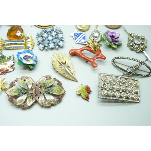 1004 - A collection of costume brooches