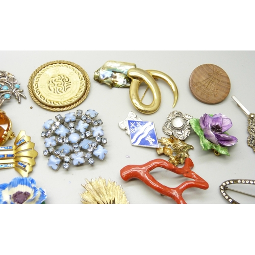 1004 - A collection of costume brooches