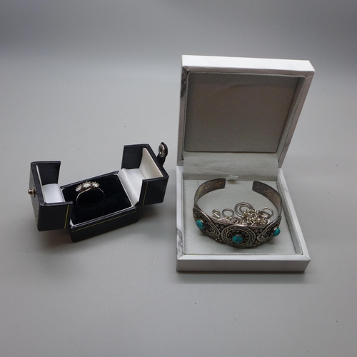 1017 - A silver and turquoise bangle, a silver bracelet and a silver trilogy ring, S, 47g