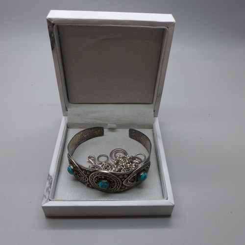 1017 - A silver and turquoise bangle, a silver bracelet and a silver trilogy ring, S, 47g