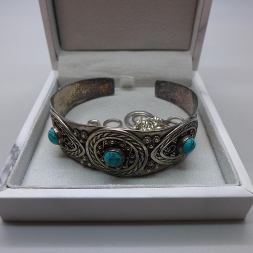 1017 - A silver and turquoise bangle, a silver bracelet and a silver trilogy ring, S, 47g