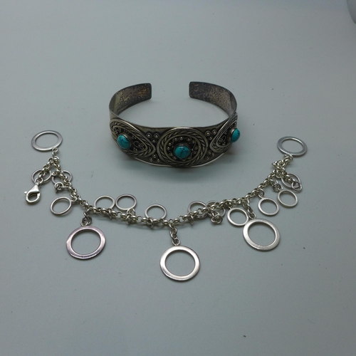 1017 - A silver and turquoise bangle, a silver bracelet and a silver trilogy ring, S, 47g