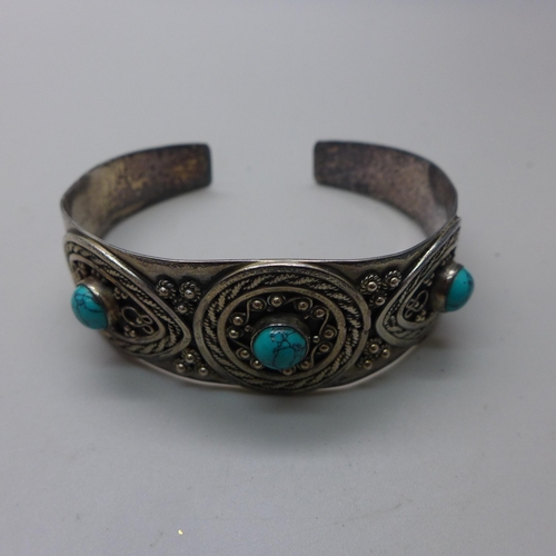 1017 - A silver and turquoise bangle, a silver bracelet and a silver trilogy ring, S, 47g