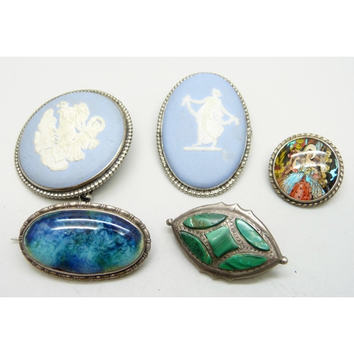 1024 - Five brooches including a silver butterfly wing brooch and two Wedgwood, two a/f