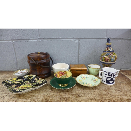 1039 - A small box of mixed china and treen **PLEASE NOTE THIS LOT IS NOT ELIGIBLE FOR IN-HOUSE POSTING AND... 