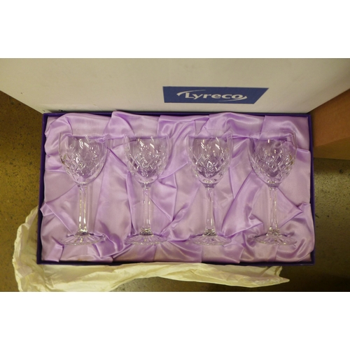 1079 - Glassware; four Edinburgh wines and two Edinburgh sherry glasses, boxed, a large glass bowl and othe... 