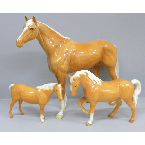 615 - Three Beswick Palomino horses, large racehorse with one hind leg a/f