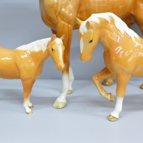 615 - Three Beswick Palomino horses, large racehorse with one hind leg a/f