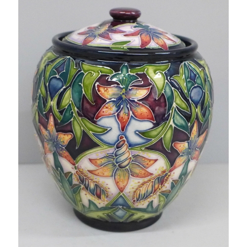 633 - A 2002 Moorcroft lidded jar, 15cm