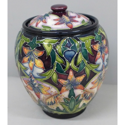 633 - A 2002 Moorcroft lidded jar, 15cm