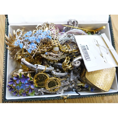 656 - Three boxes of assorted costume jewellery