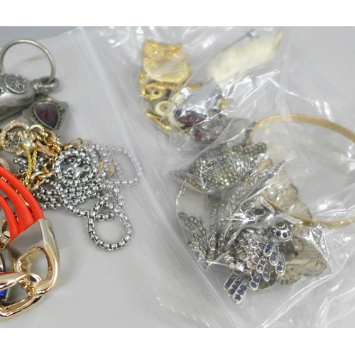 661 - Assorted vintage and later jewellery