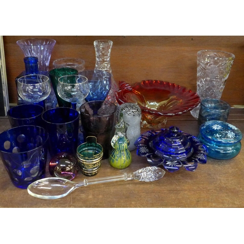 670 - A collection of glassware including a mid 20th Century centrepiece and Mdina seahorse **PLEASE NOTE ... 