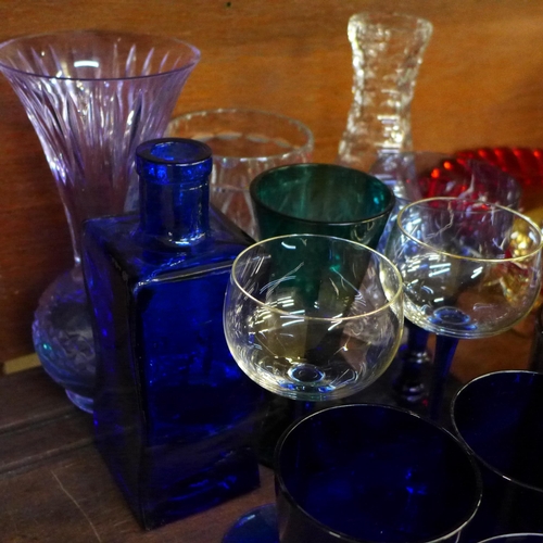 670 - A collection of glassware including a mid 20th Century centrepiece and Mdina seahorse **PLEASE NOTE ... 