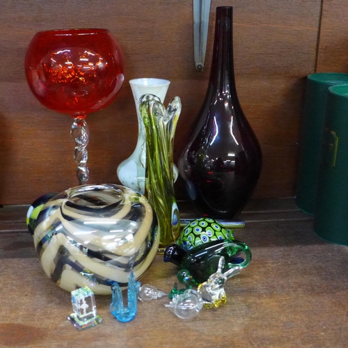 672 - A collection of glassware