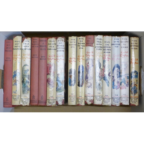 744 - Fifteen Enid Blyton Famous Five novels, twelve with dustcovers