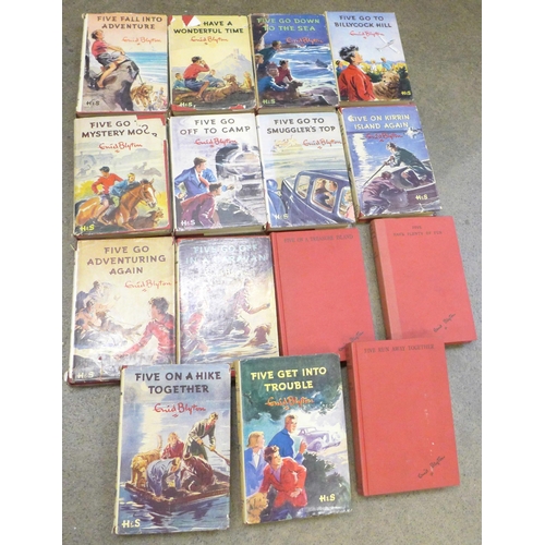 744 - Fifteen Enid Blyton Famous Five novels, twelve with dustcovers